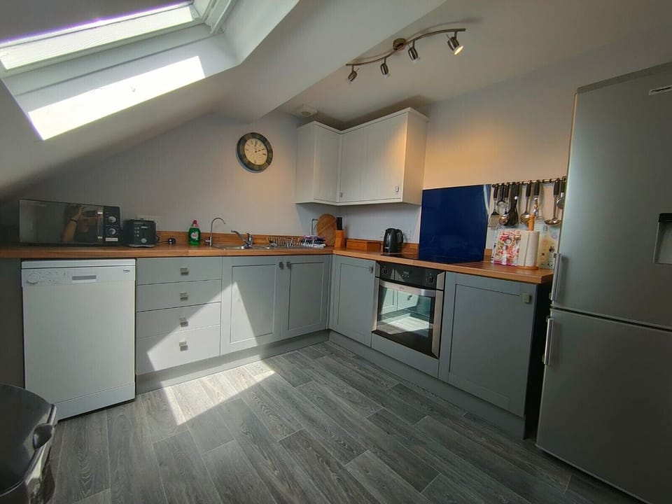 Luxury Apartment, Private Bathroom, Mountain View | Shared kitchen