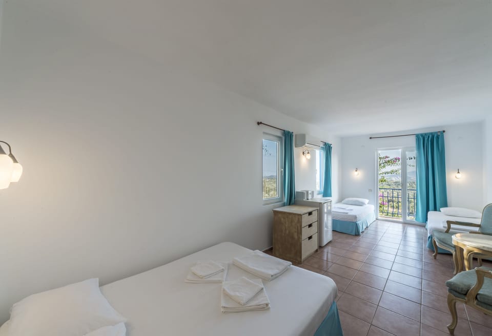 Quadruple Room | In-room safe, desk, free WiFi, bed sheets