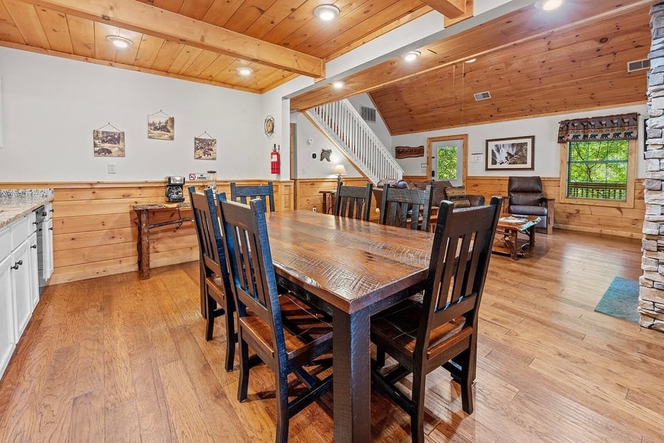 Cabin, 3 Bedrooms | Dining
