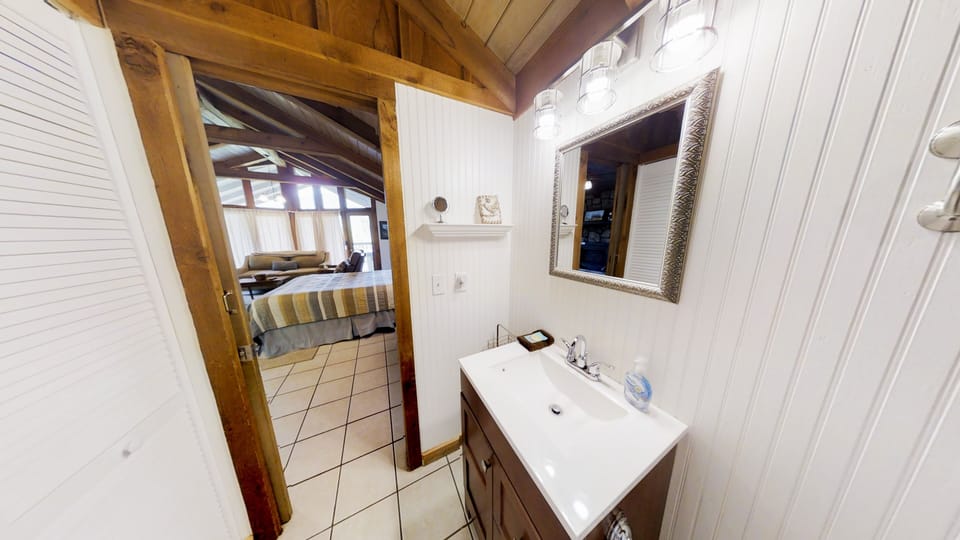Cabin, 1 Bedroom | Bathroom | Shower, towels