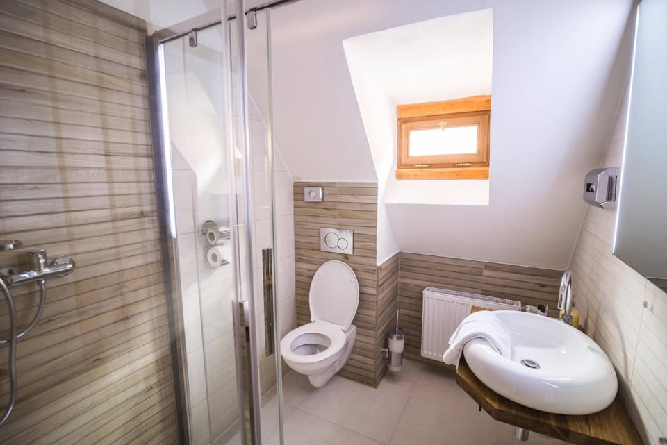 Deluxe Double Room (Castle view) | Bathroom | Free toiletries, hair dryer, towels