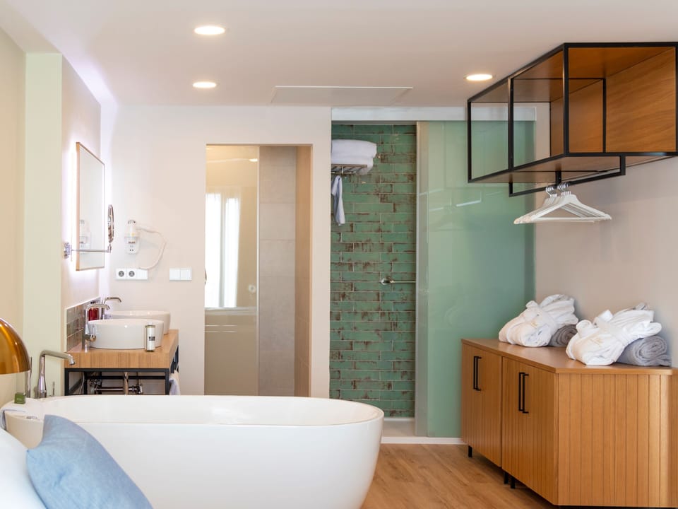 Club Suite | Bathroom | Hair dryer, towels, soap, shampoo