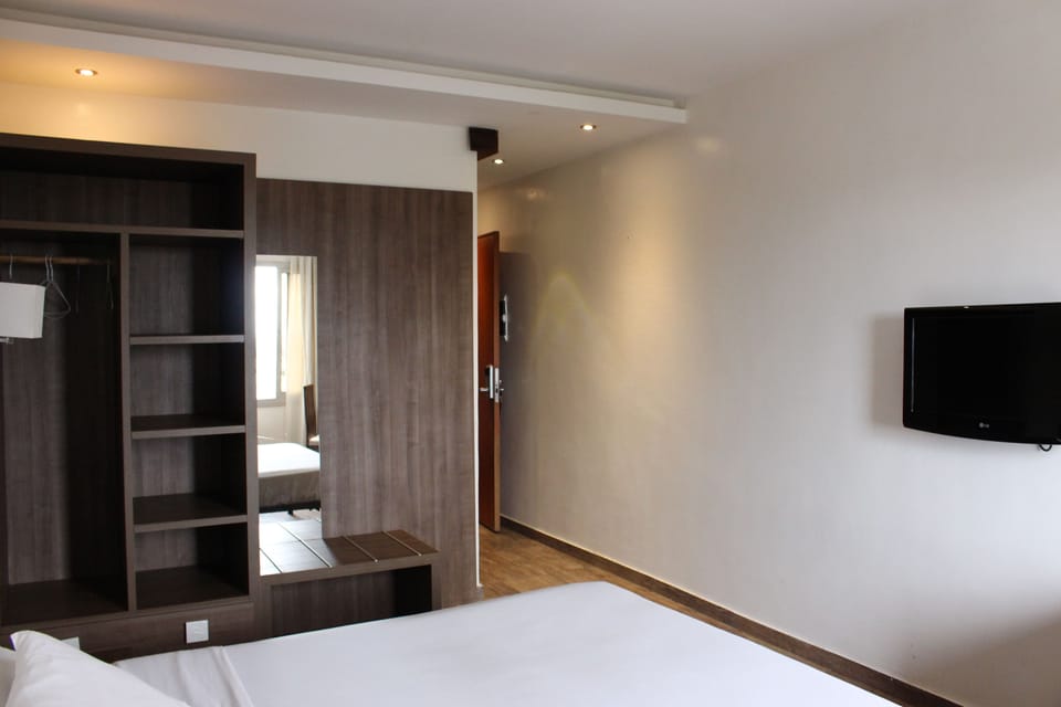 Deluxe Room | Desk, blackout drapes, free WiFi