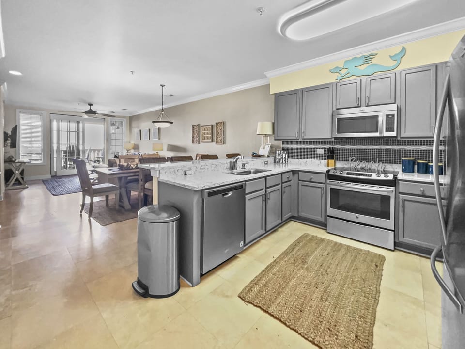 Condo, 3 Bedrooms | Private kitchen | Fridge, microwave, oven, coffee/tea maker