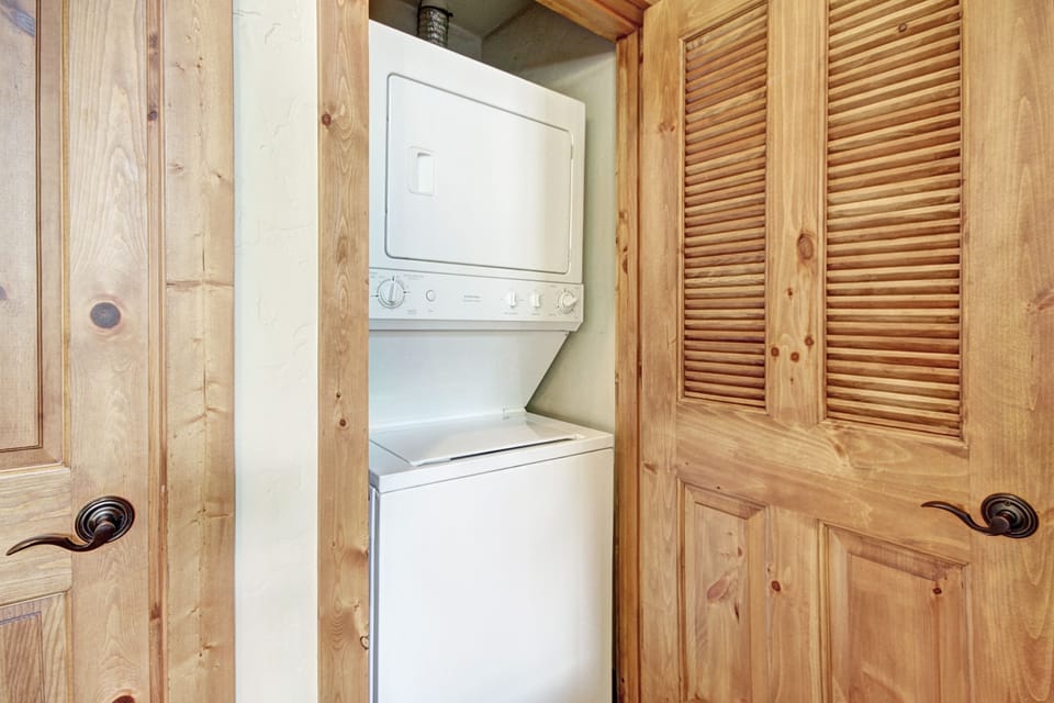 Soaring Ceilings + Mins To Gondola/apres-ski - 2br Sleeps 6 2 Bedroom Townhouse by RedAwning Apartment in Breckenridge
