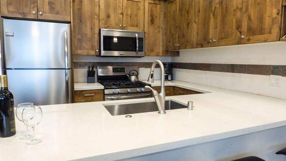 Room, 2 Bedrooms | Private kitchen | Full-size fridge, microwave, oven, stovetop