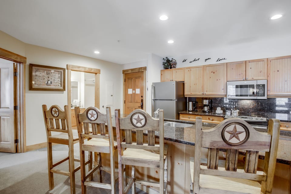 Condo, 3 Bedrooms | Private kitchen | Full-size fridge, microwave, oven, stovetop