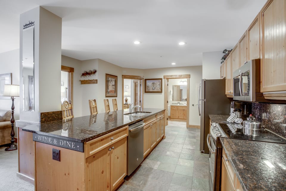 Condo, 3 Bedrooms | Private kitchen | Full-size fridge, microwave, oven, stovetop