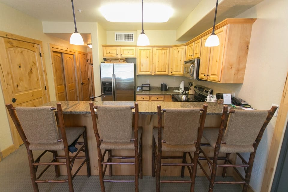 Condo, 3 Bedrooms | Private kitchen | Full-size fridge, microwave, oven, stovetop