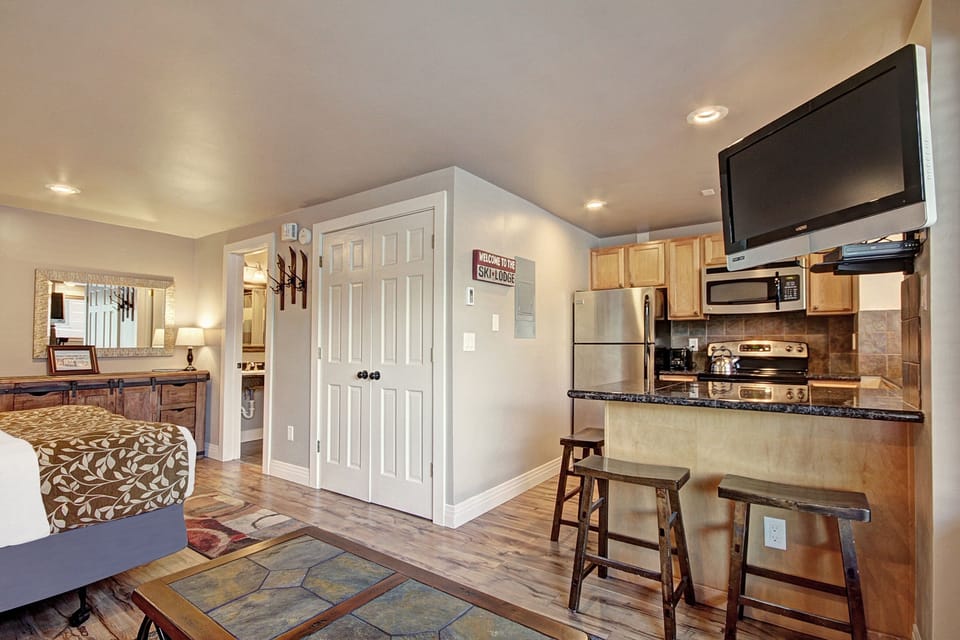 Studio | Private kitchen | Full-size fridge, microwave, oven, stovetop