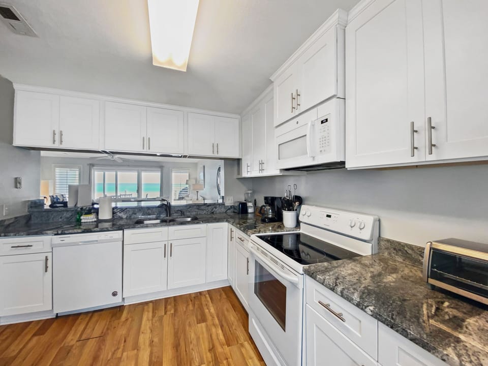 Townhome, 2 Bedrooms | Private kitchen | Fridge, microwave, oven, coffee/tea maker