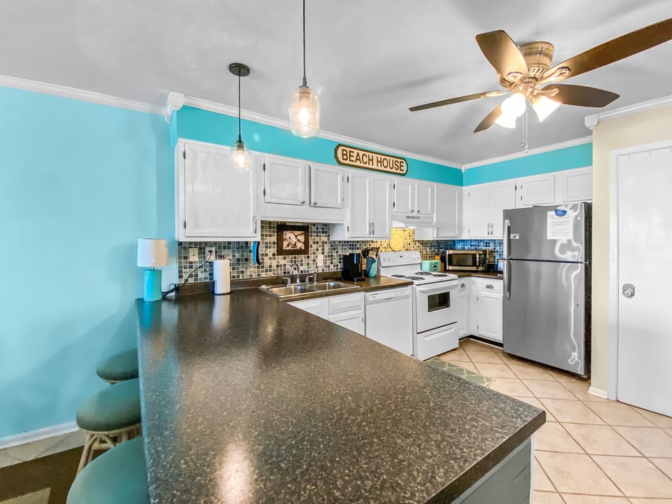 Condo, 2 Bedrooms | Private kitchen | Fridge, microwave, oven, coffee/tea maker