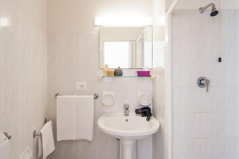 Economy Double Room, 1 Double Bed | Bathroom | Free toiletries, hair dryer, bidet, towels