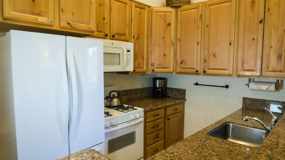 Room, 2 Bedrooms | Private kitchen | Full-size fridge, microwave, oven, stovetop
