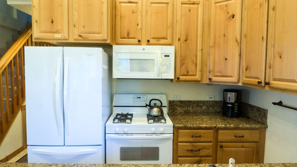 Room, 2 Bedrooms | Private kitchen | Full-size fridge, microwave, oven, stovetop