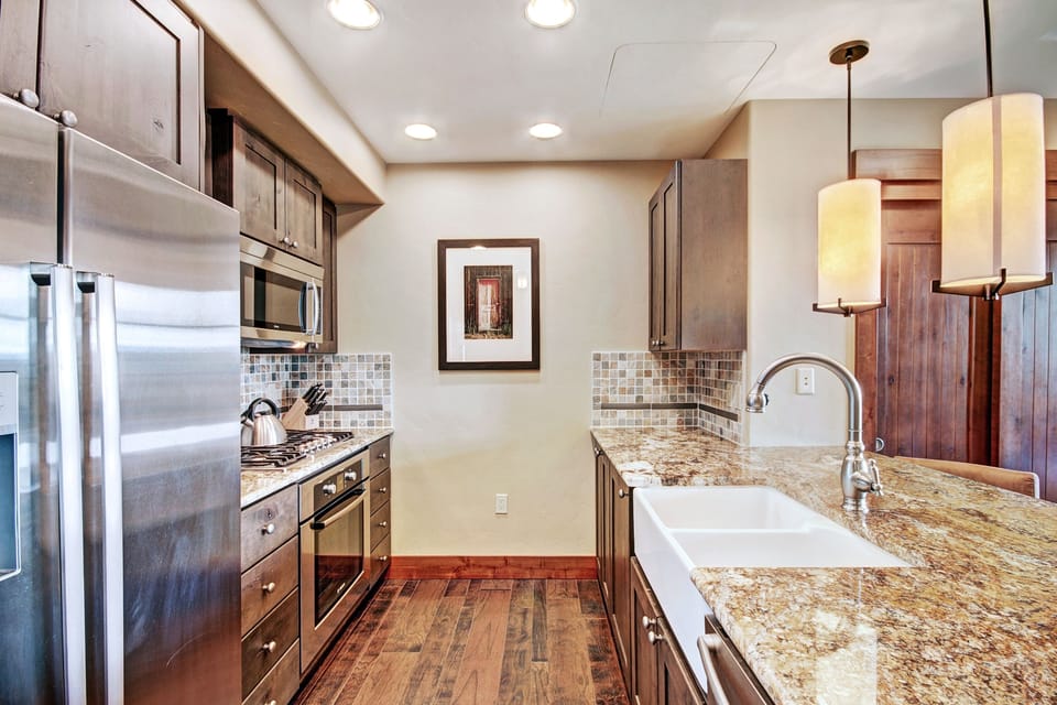 Studio | Private kitchen | Full-size fridge, microwave, oven, stovetop