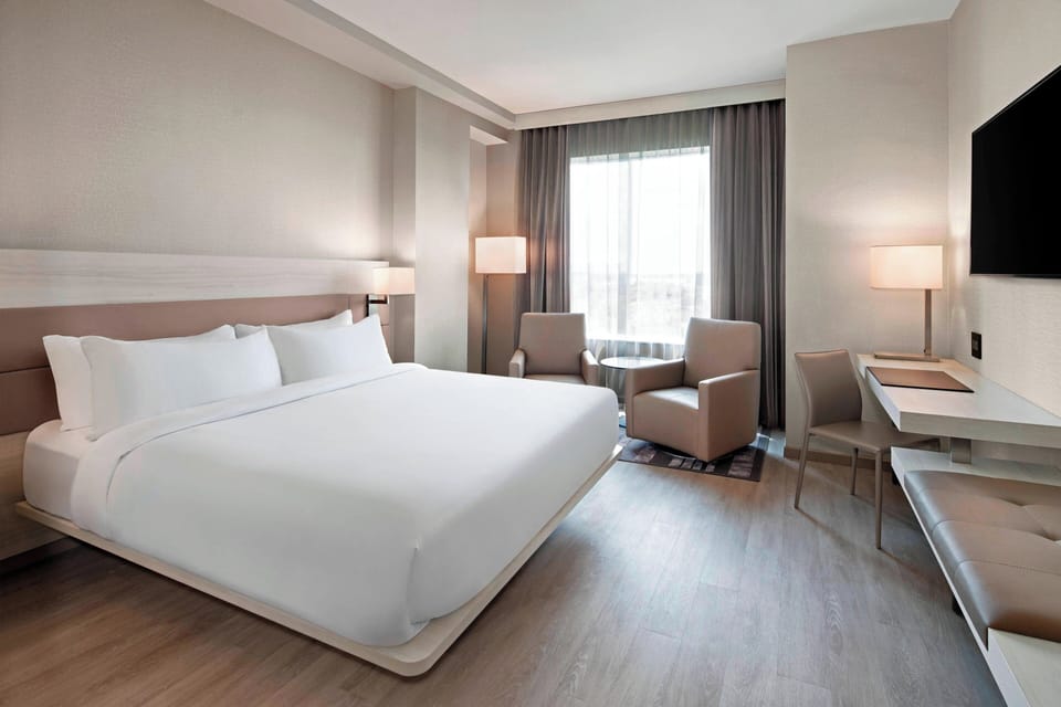 Premium bedding, in-room safe, desk, laptop workspace