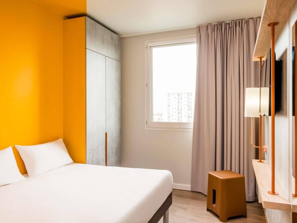 Room (1 Double Bed and 1 Closed Bed) | Premium bedding, desk, soundproofing, free WiFi