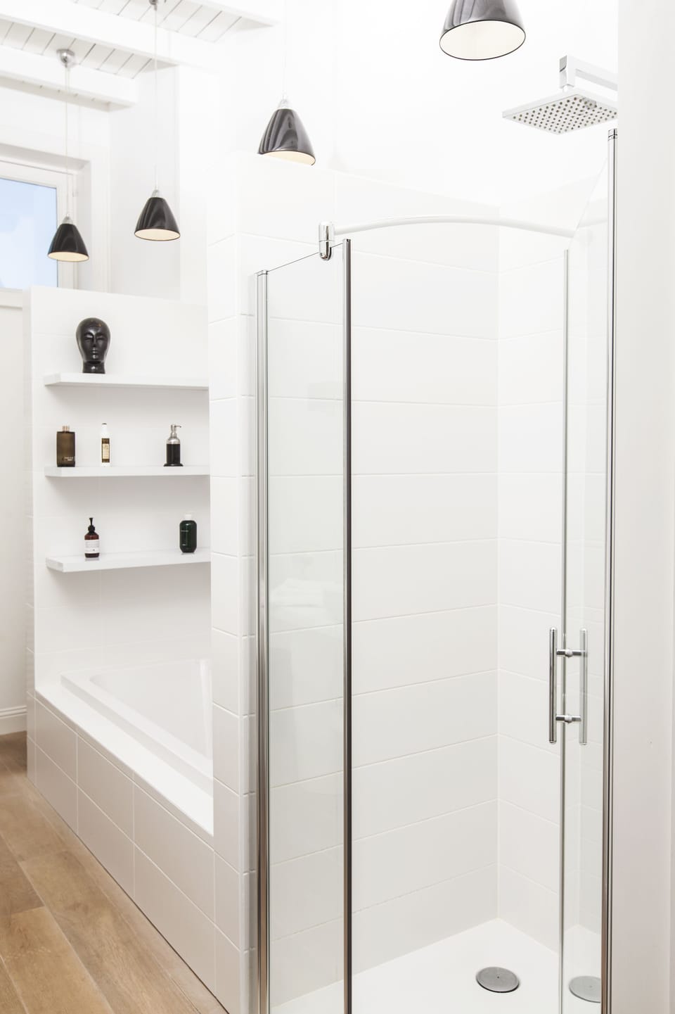 Deluxe Double Room (Knokke-Le-Zoute) | Bathroom | Rainfall showerhead, eco-friendly toiletries, hair dryer, bathrobes