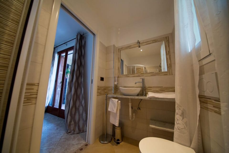 Shower, free toiletries, towels