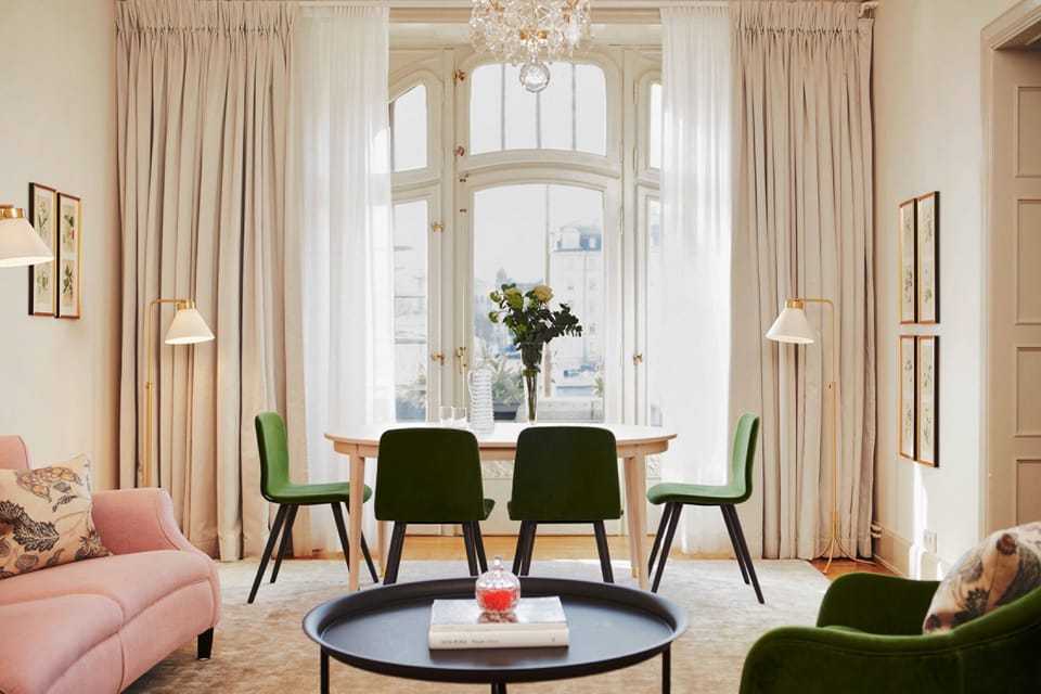 Executive Sea View Suite | Minibar, in-room safe, individually decorated, desk