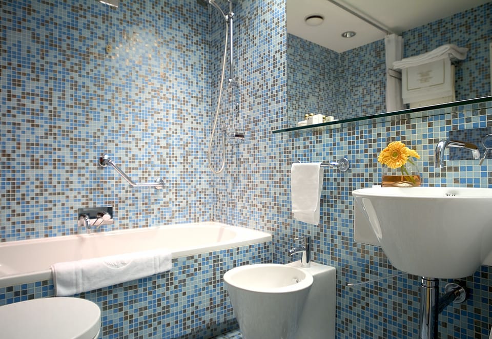 Camera familiare con Moquette o Pavimento | Bathroom | Slippers, towels