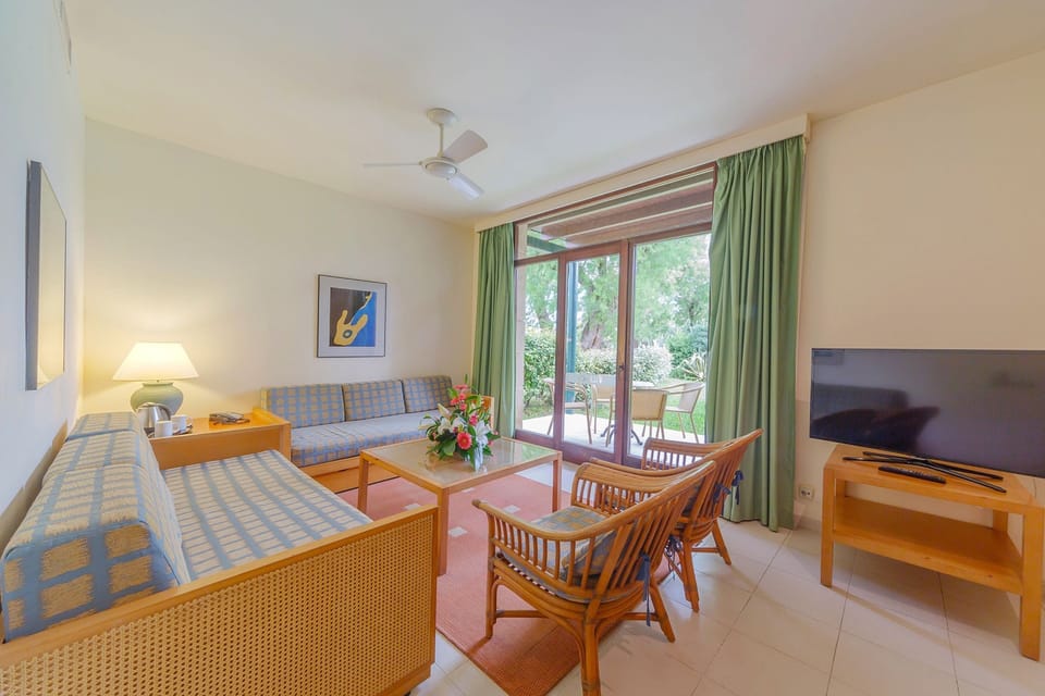 Classic Suite | Minibar, in-room safe, desk, laptop workspace