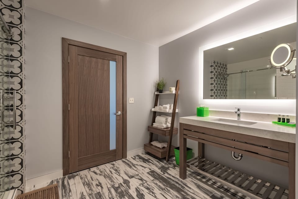 THE LEXEN Suite, 1 King Bed | Bathroom | Eco-friendly toiletries, hair dryer, towels