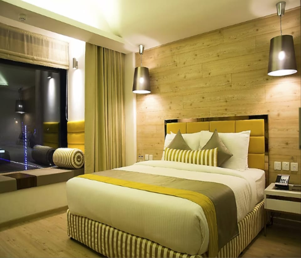Deluxe Double Room, 1 King Bed | Minibar, in-room safe, desk, soundproofing