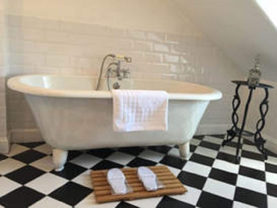 Superior Double Room | Bathroom | Free toiletries, towels
