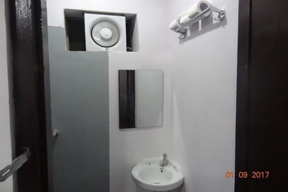 Comfort Double Room, Shared Bathroom | Bathroom | Shower, free toiletries, towels