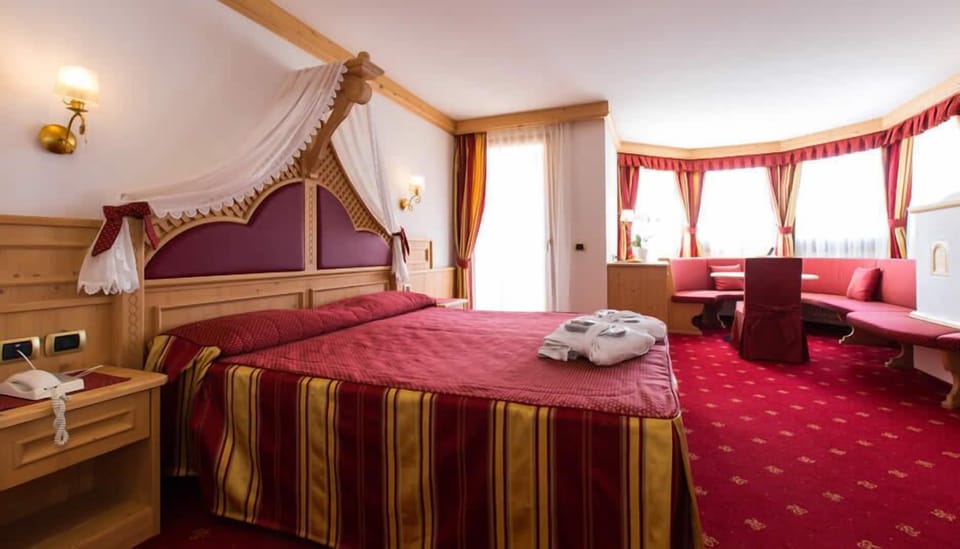 Deluxe Suite | Minibar, in-room safe, desk, soundproofing