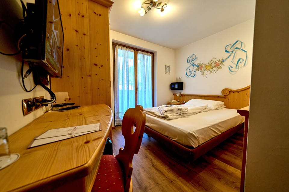 Single Room | Minibar, in-room safe, desk, soundproofing