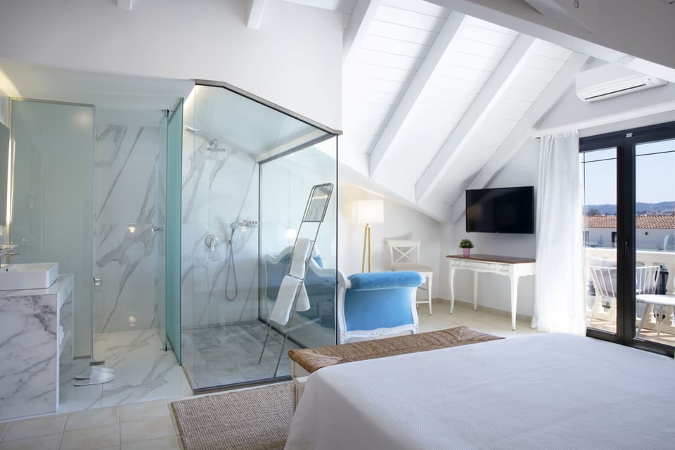 Deluxe Loft Suite | Minibar, in-room safe, desk, laptop workspace