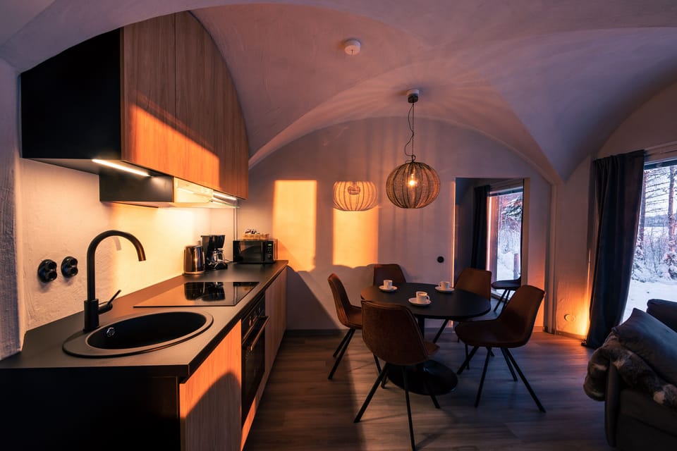 Apukka Lakeview Suite | In-room dining
