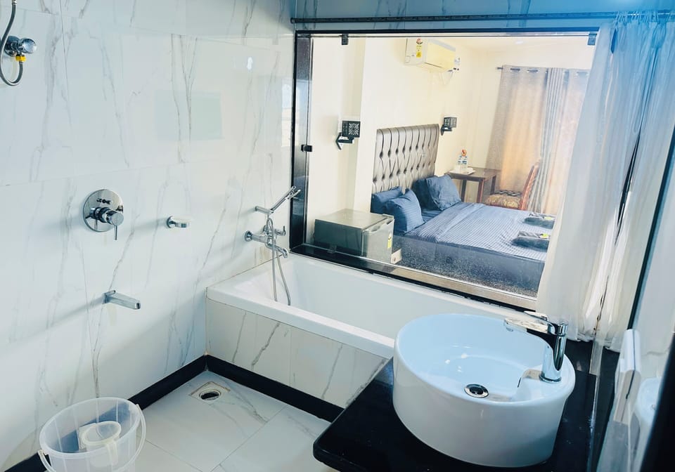 Luxury Room, 1 King Bed, Bathtub, Partial Sea View | Bathroom | Free toiletries, hair dryer, towels, soap