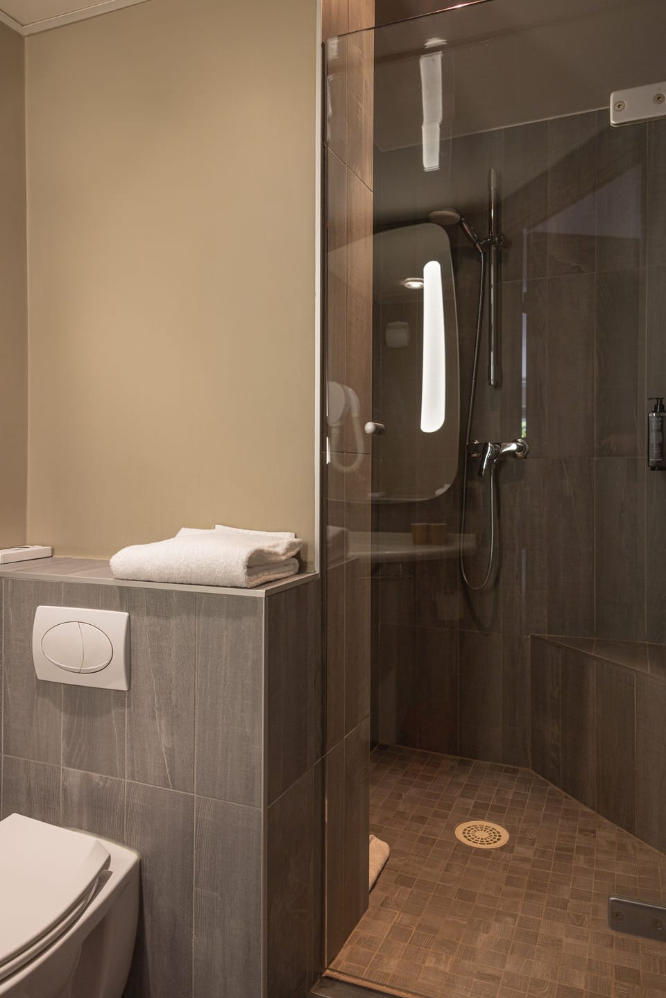 Combined shower/tub, eco-friendly toiletries, hair dryer, towels