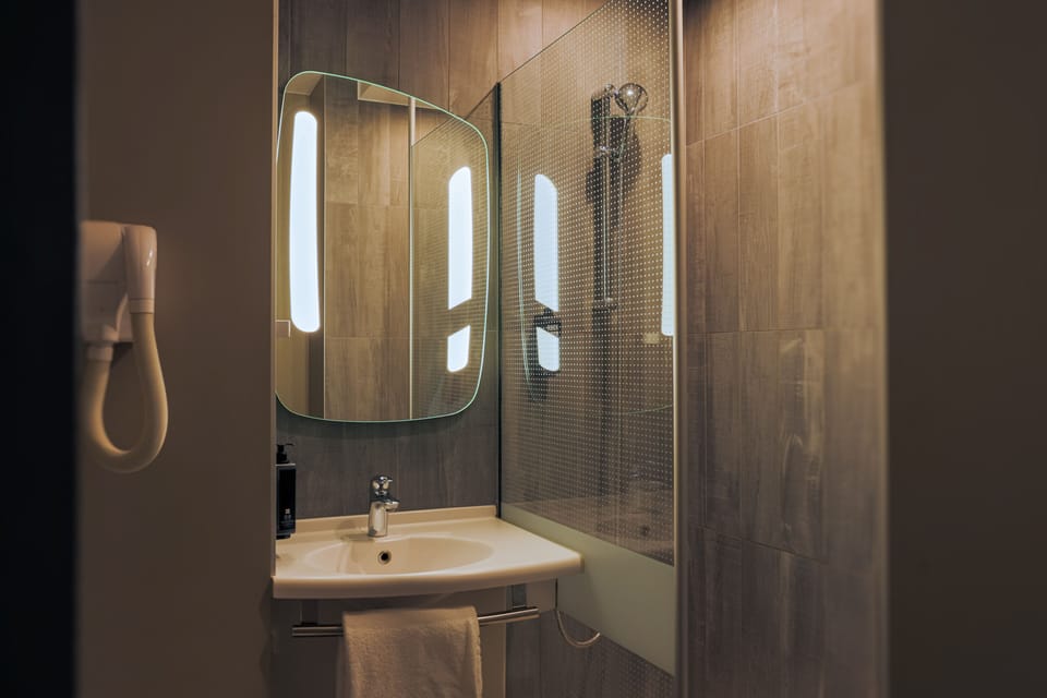 Combined shower/tub, eco-friendly toiletries, hair dryer, towels