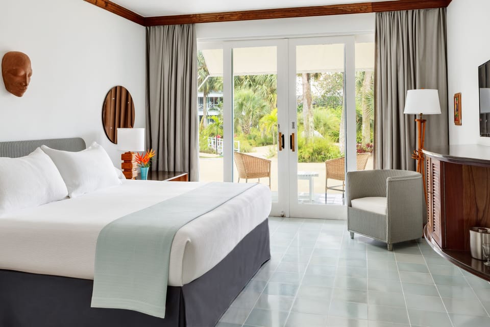Deluxe Beachfront | Premium bedding, minibar (free items), in-room safe, desk