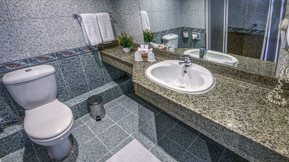 Rainfall showerhead, free toiletries, hair dryer, towels