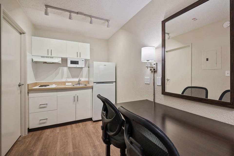 Studio, 1 Queen Bed, Non Smoking | Iron/ironing board, free WiFi, bed sheets