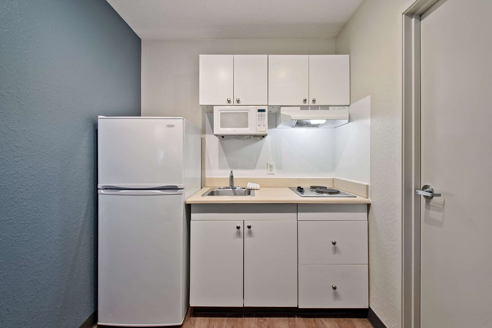 Studio, 2 Double Beds, Non Smoking | Private kitchen | Fridge, microwave, stovetop, coffee/tea maker