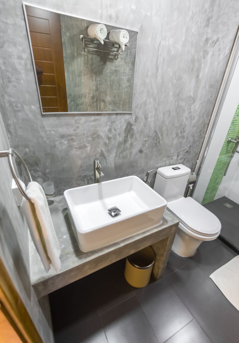 Shower, rainfall showerhead, free toiletries, hair dryer