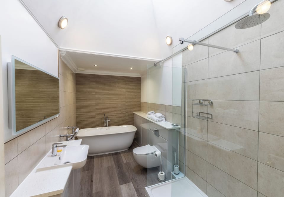 Executive Room (Four Poster) | Bathroom | Free toiletries, towels