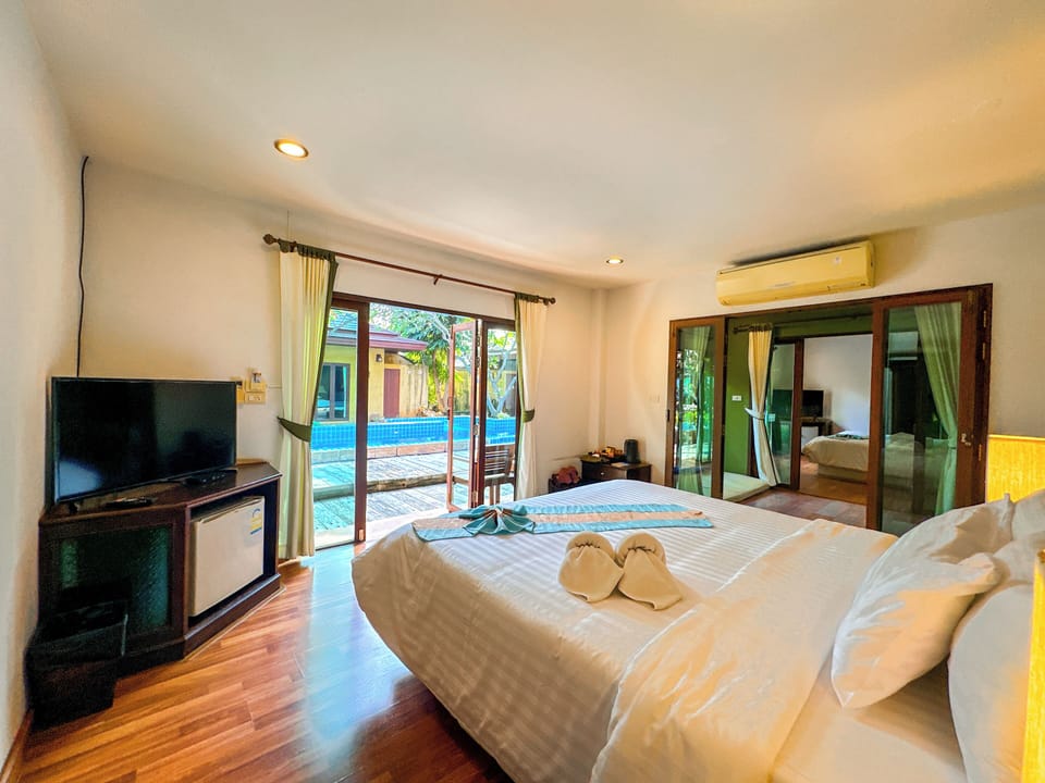 Family Suite, Pool View | Blackout drapes, WiFi (free), bed sheets