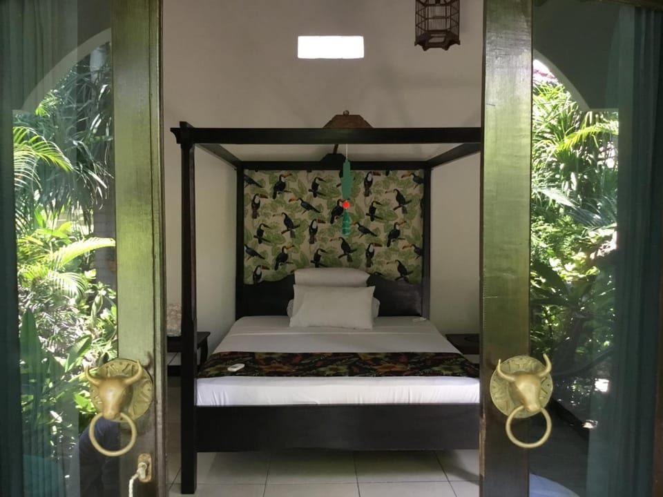 Desk, WiFi (free), bed sheets