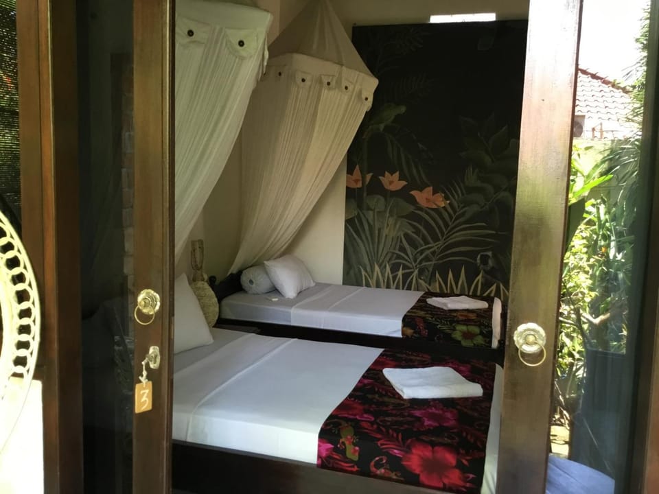 Desk, WiFi (free), bed sheets