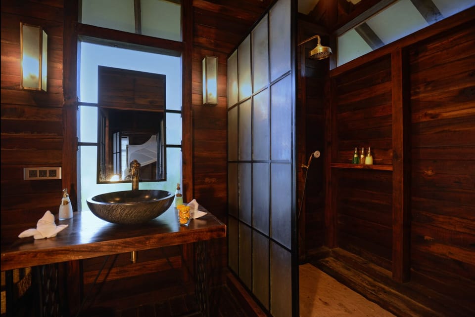 Luxury Tree House, 1 King Bed, Non Smoking | Bathroom | Shower, eco-friendly toiletries, hair dryer, slippers