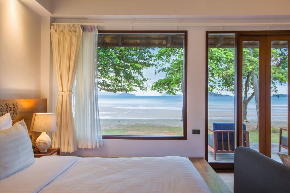 Beachfront Deluxe Villa | In-room safe, desk, rollaway beds, free WiFi