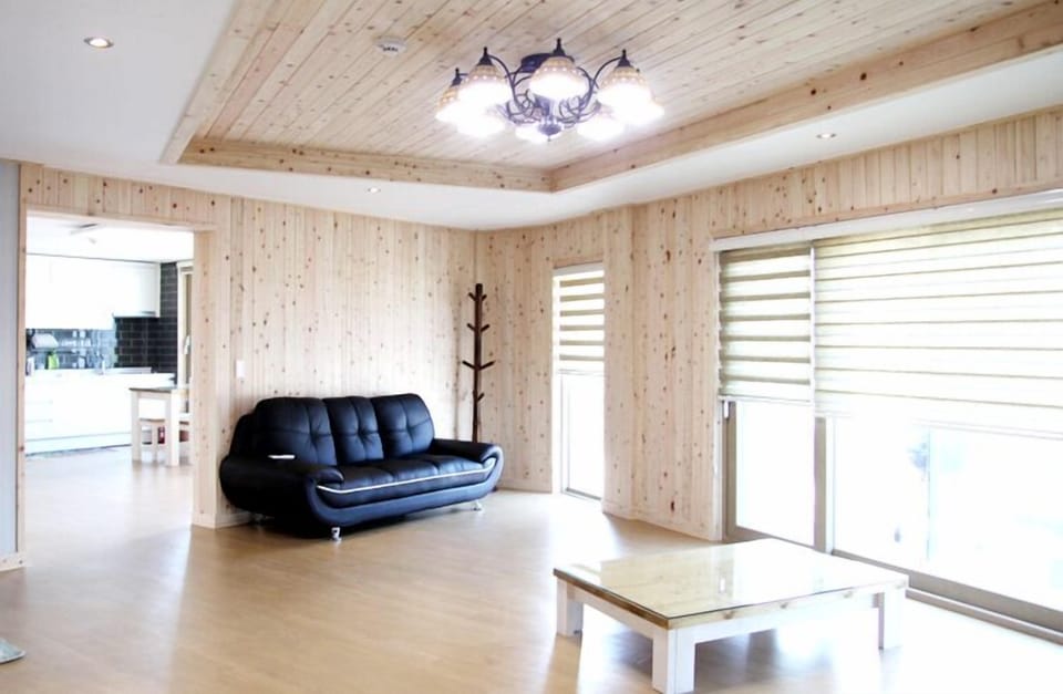 Gold Room | Living area | Flat-screen TV